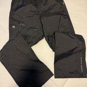 Mountain Hardwear Men's Bkack snow pants.